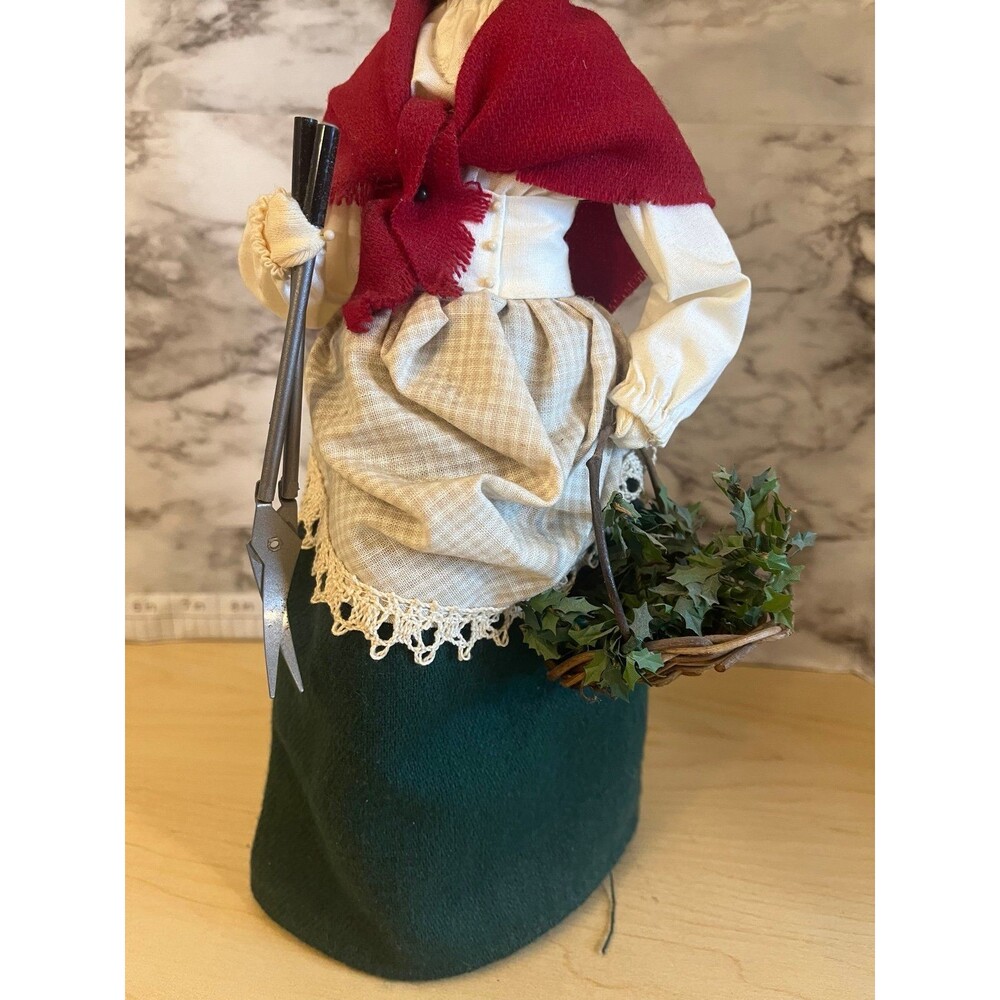 Byers Choice 2000 Exclusive Winterthur Holly Gatherer Gardener - Picture 3 of 5